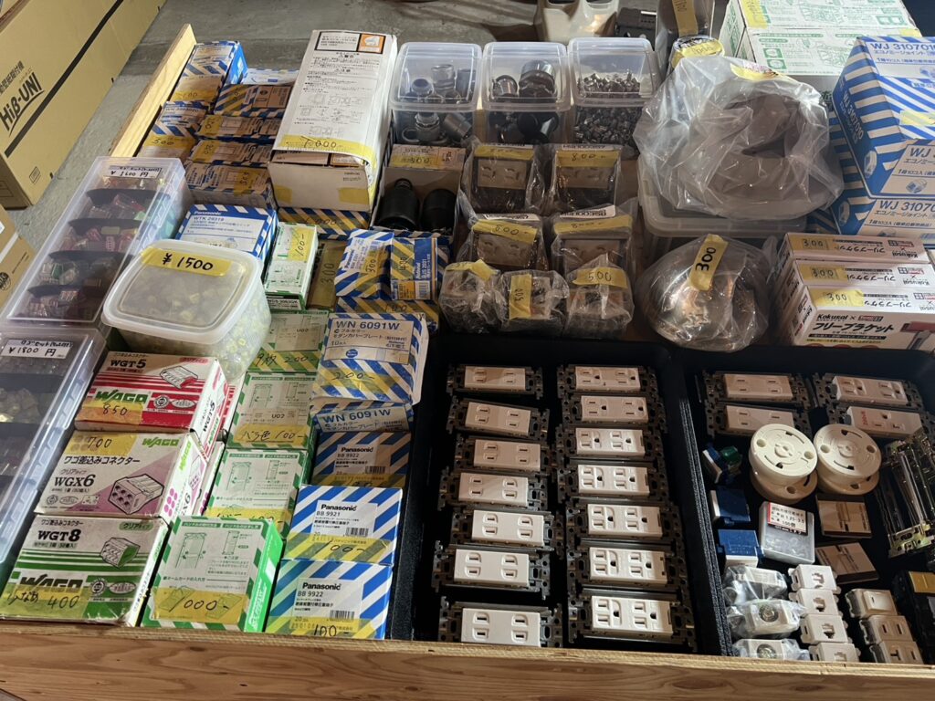 お買得コーナー 電材 ワゴ コンセント